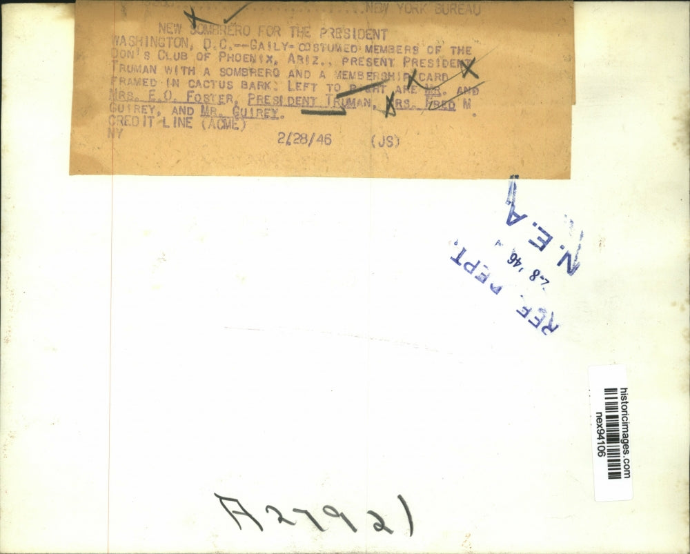 1946 Press Photo Don's Club of Phoenix Give President Truman Sombrero