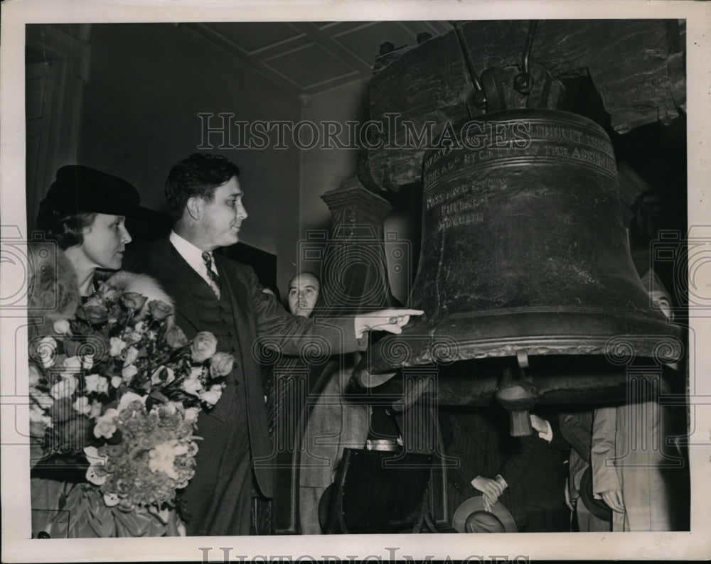 1940 Press Photo Wendell Willkie & Mrs Willkie View Crack in Liberty Bell