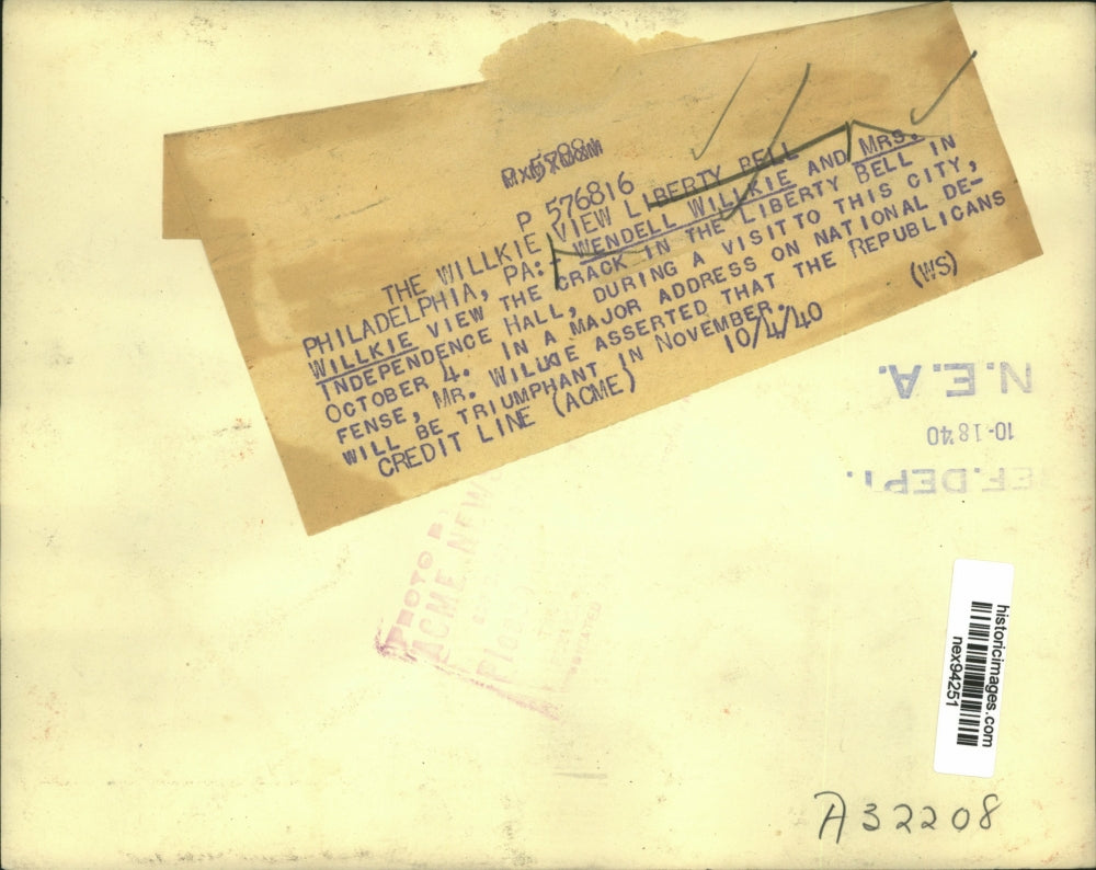 1940 Press Photo Wendell Willkie & Mrs Willkie View Crack in Liberty Bell