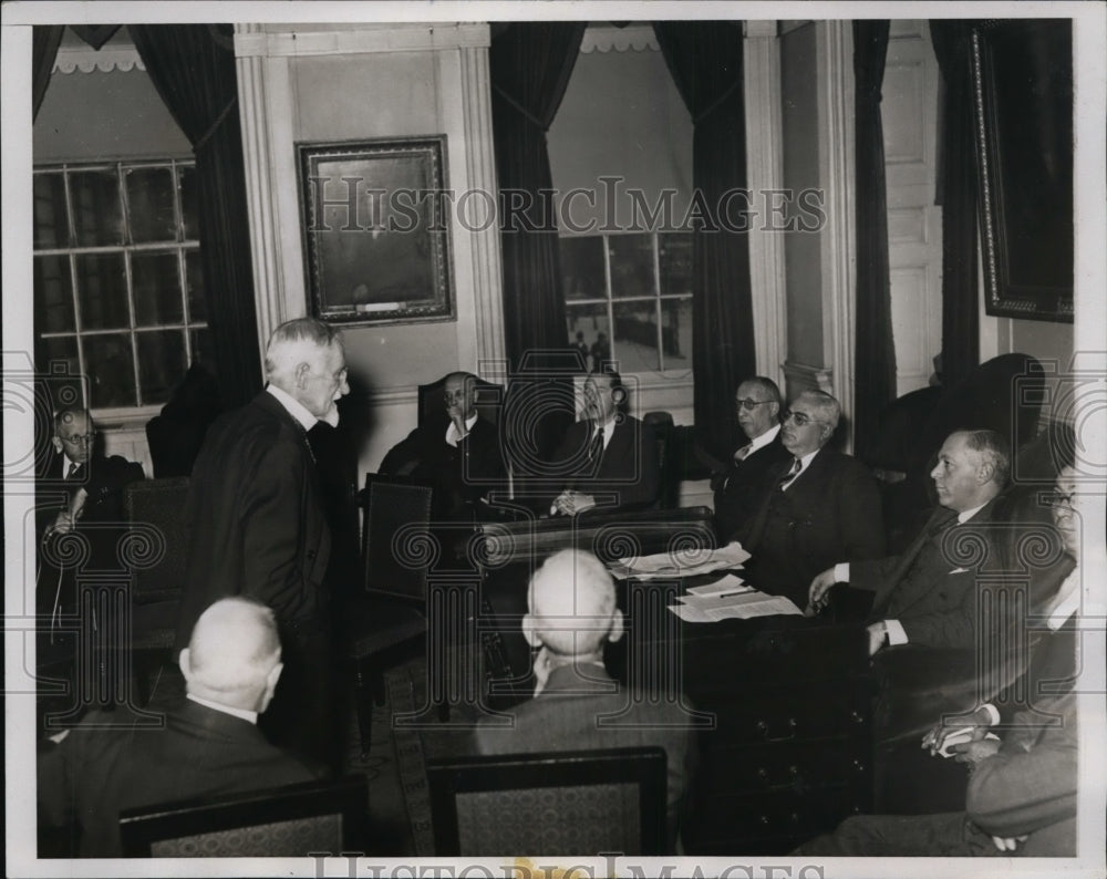 1933 Press Photo CW Schmidtke Addresses Real Estate Committee City Hall