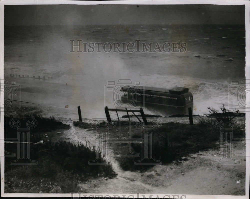 1931 Press Photo Omnibus Braves Waves of Gale Along Coastal Road at Seaford