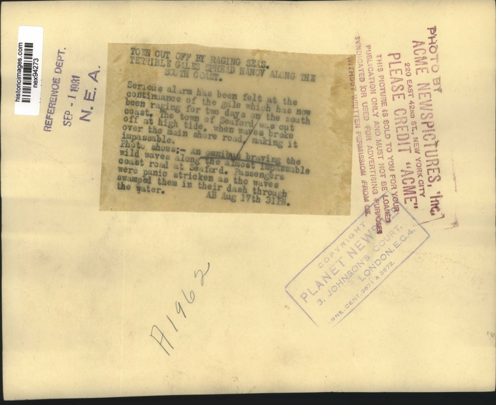 1931 Press Photo Omnibus Braves Waves of Gale Along Coastal Road at Seaford