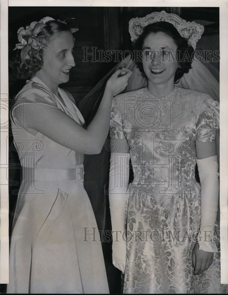 Load image into Gallery viewer, 1947 Press Photo President Truman's Daughter Margaret as a Bridesmaid for Friend
