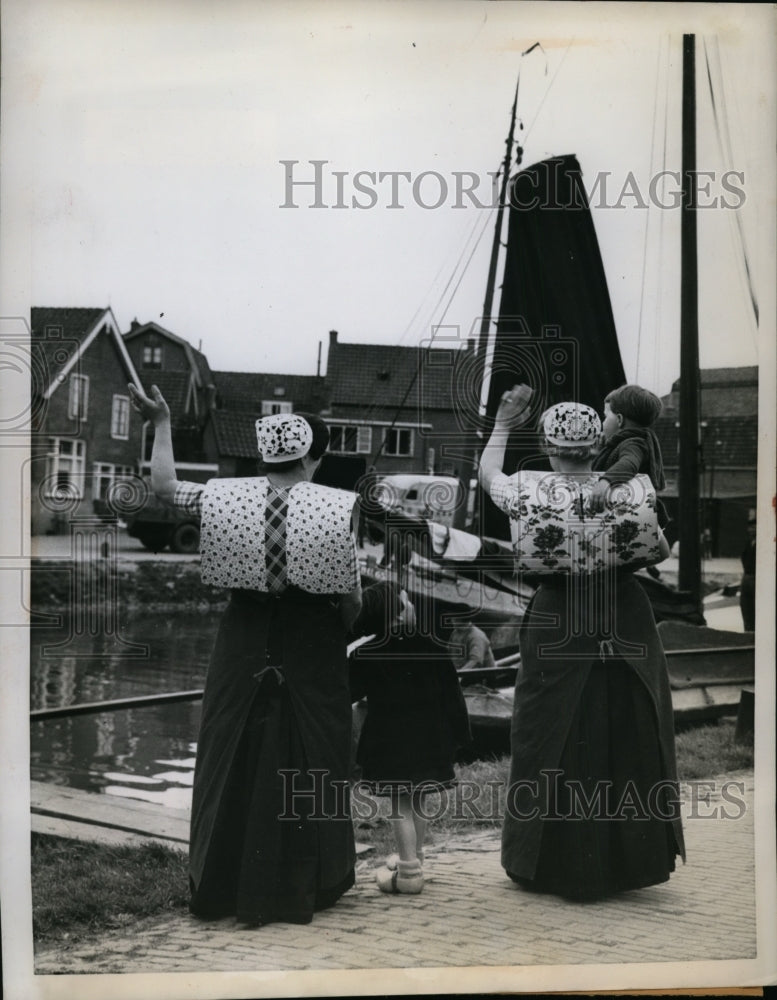 1959 Press Photo Dutch Women & Children in Traditional Costumes Spakenburg Nethe