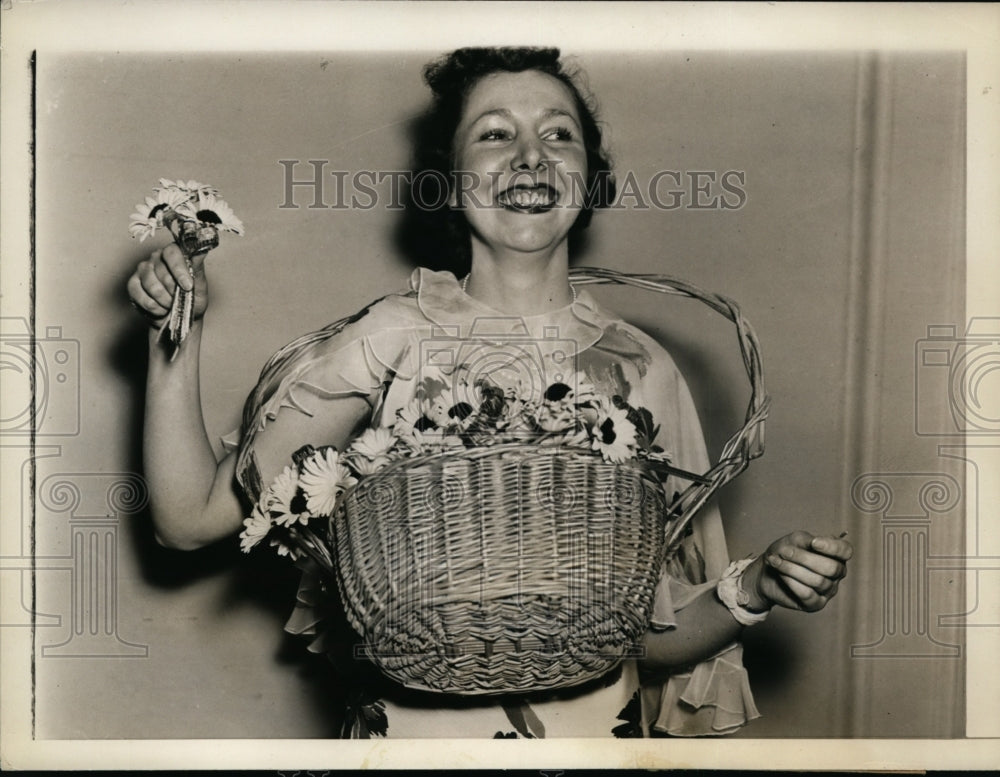1936 Press Photo Laura Hatings with Sunflowers the Republican National Flower