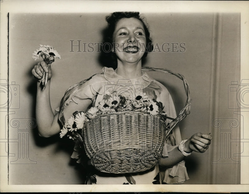 Load image into Gallery viewer, 1936 Press Photo Laura Hatings with Sunflowers the Republican National Flower
