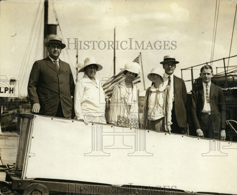 Load image into Gallery viewer, 1924 Press Photo Secretary of Navy Wilbur &amp; Attorney General Stone &amp; Their Famil
