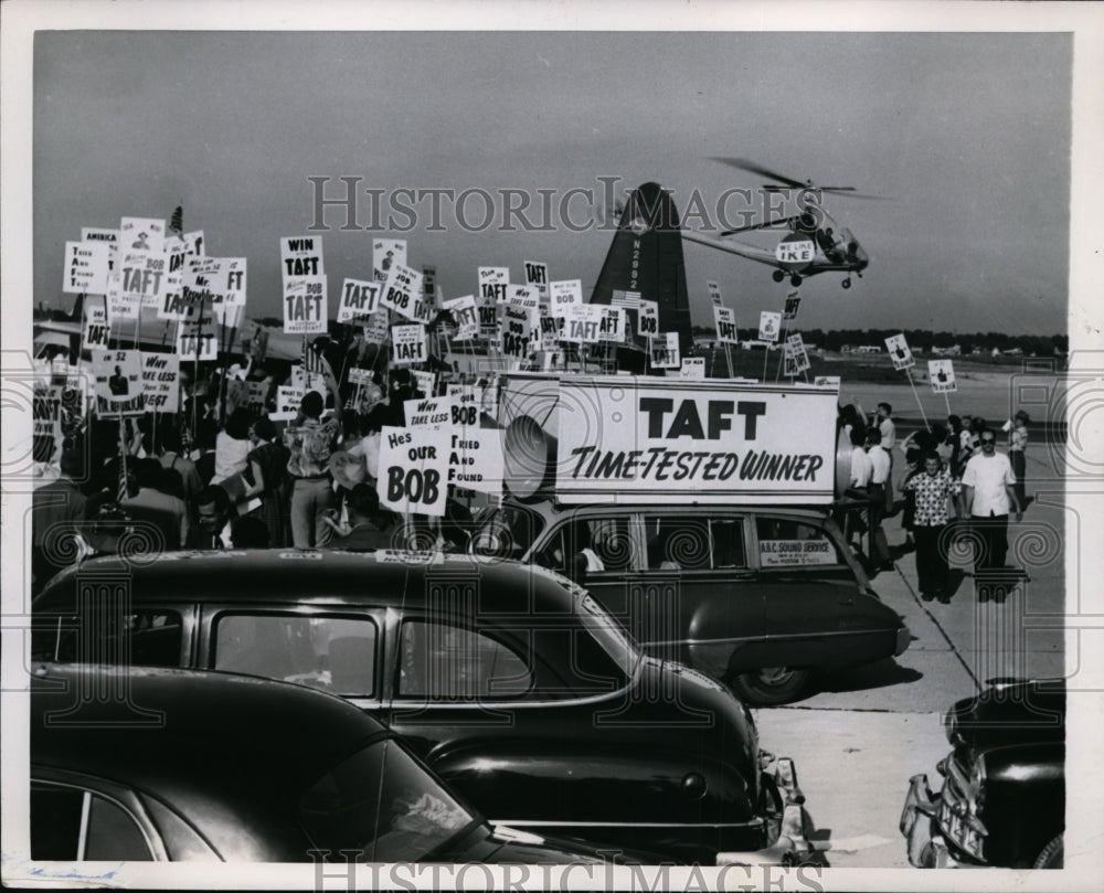 1952 Press Photo Chicago's Midway Airport Crowd of Taft Supporters