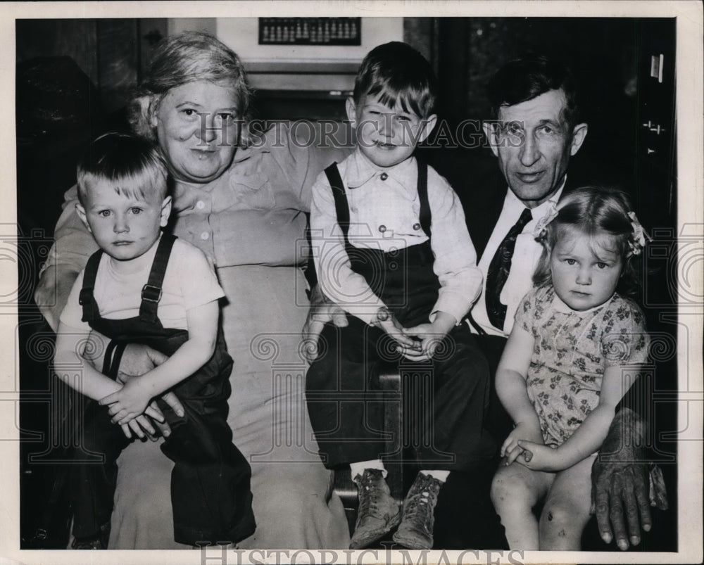 1946 Press Photo Mr & Mrs John Yunick & Children Awarded Them by Court