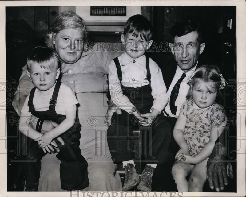 Load image into Gallery viewer, 1946 Press Photo Mr &amp; Mrs John Yunick &amp; Children Awarded Them by Court
