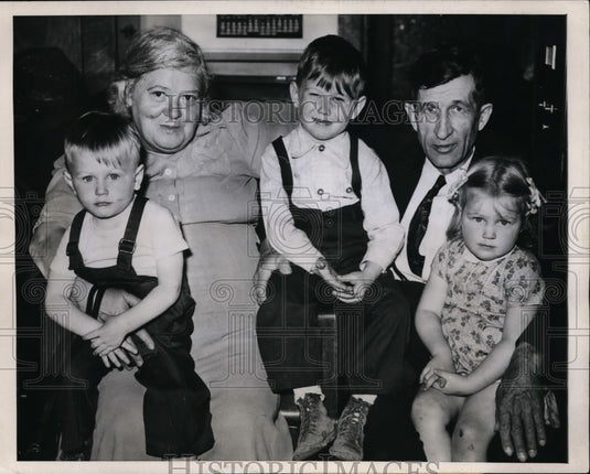 1946 Press Photo Mr & Mrs John Yunick & Children Awarded Them by Court