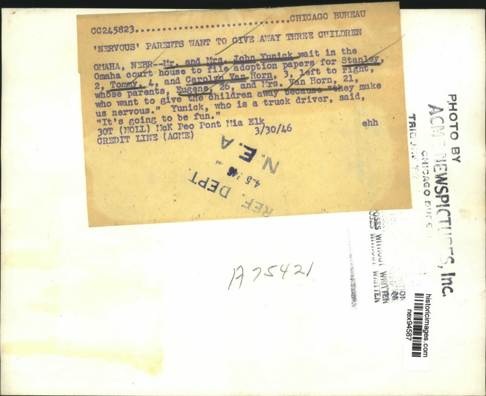 1946 Press Photo Mr & Mrs John Yunick & Children Awarded Them by Court