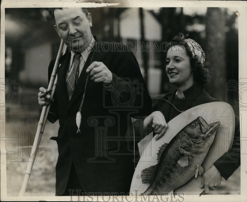 Load image into Gallery viewer, 1939 Press Photo Mrs Willis Huddin and B Van Lyle Fishing - nex94598

