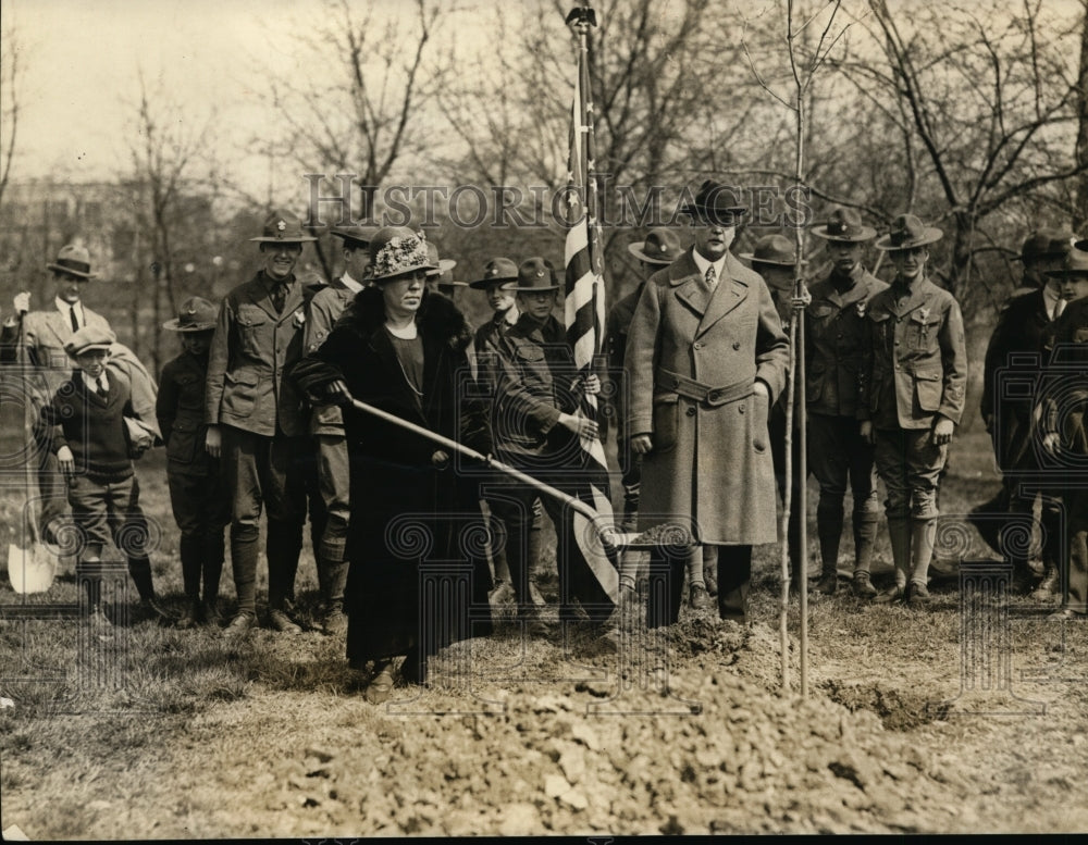 1924 Press Photo Congressman and Mrs William E Wilson Help Boy Scouts Plant Tree