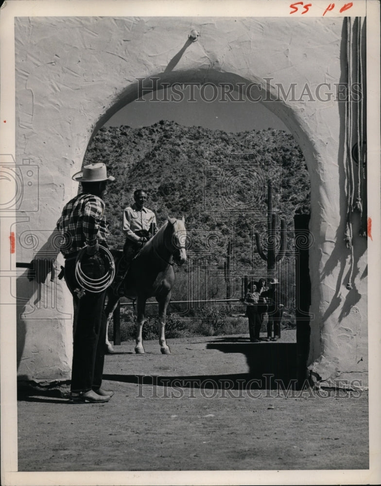 Load image into Gallery viewer, 1953 Press Photo June &amp; George Seeing Arizona's Valley of Sun on Cactus Trail
