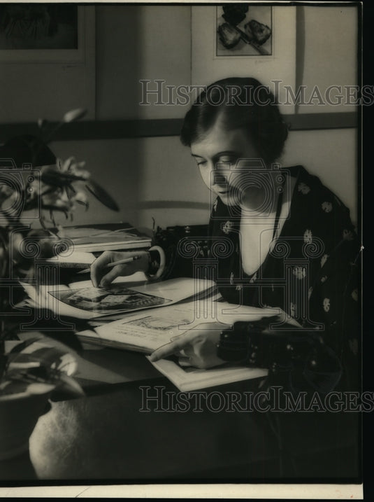 1932 Press Photo Alta Given Writing