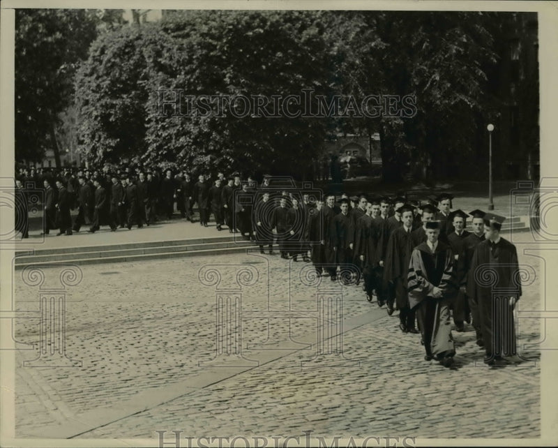 Load image into Gallery viewer, 1939 Press Photo Graduates Enter Woolsey Hall at Yale Commencement
