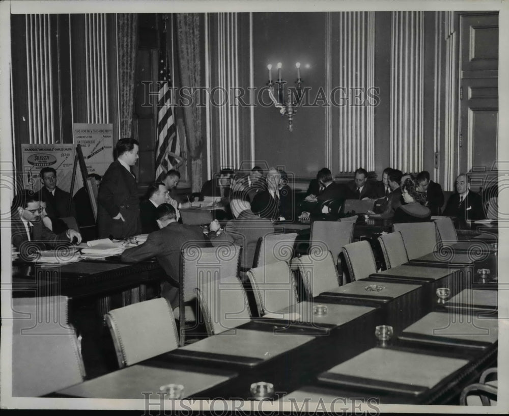 1945 Press Photo Walter P Reuther at General Motors Probe Lloyd K Garrison