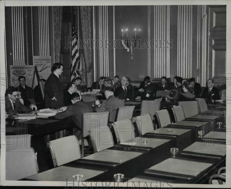 Load image into Gallery viewer, 1945 Press Photo Walter P Reuther at General Motors Probe Lloyd K Garrison

