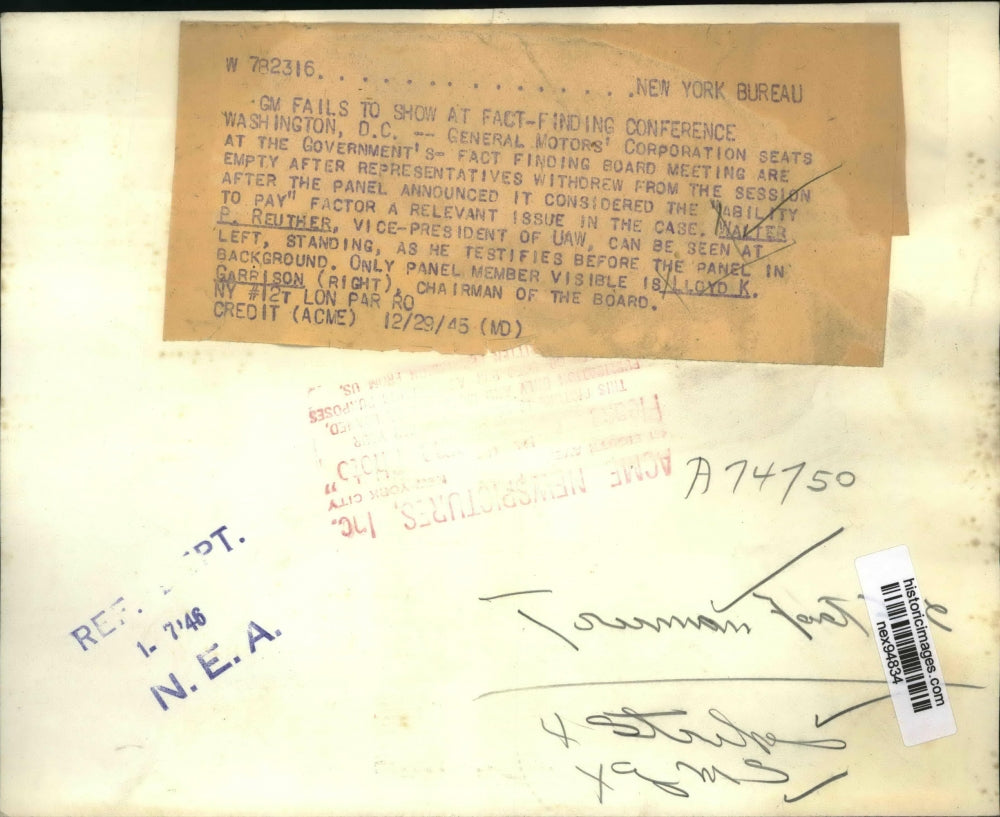 1945 Press Photo Walter P Reuther at General Motors Probe Lloyd K Garrison