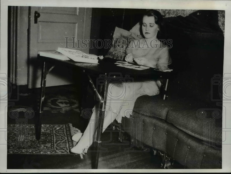 Load image into Gallery viewer, 1933 Press Photo Yvonne Flemming Secretary to San Francisco Patent Attorney
