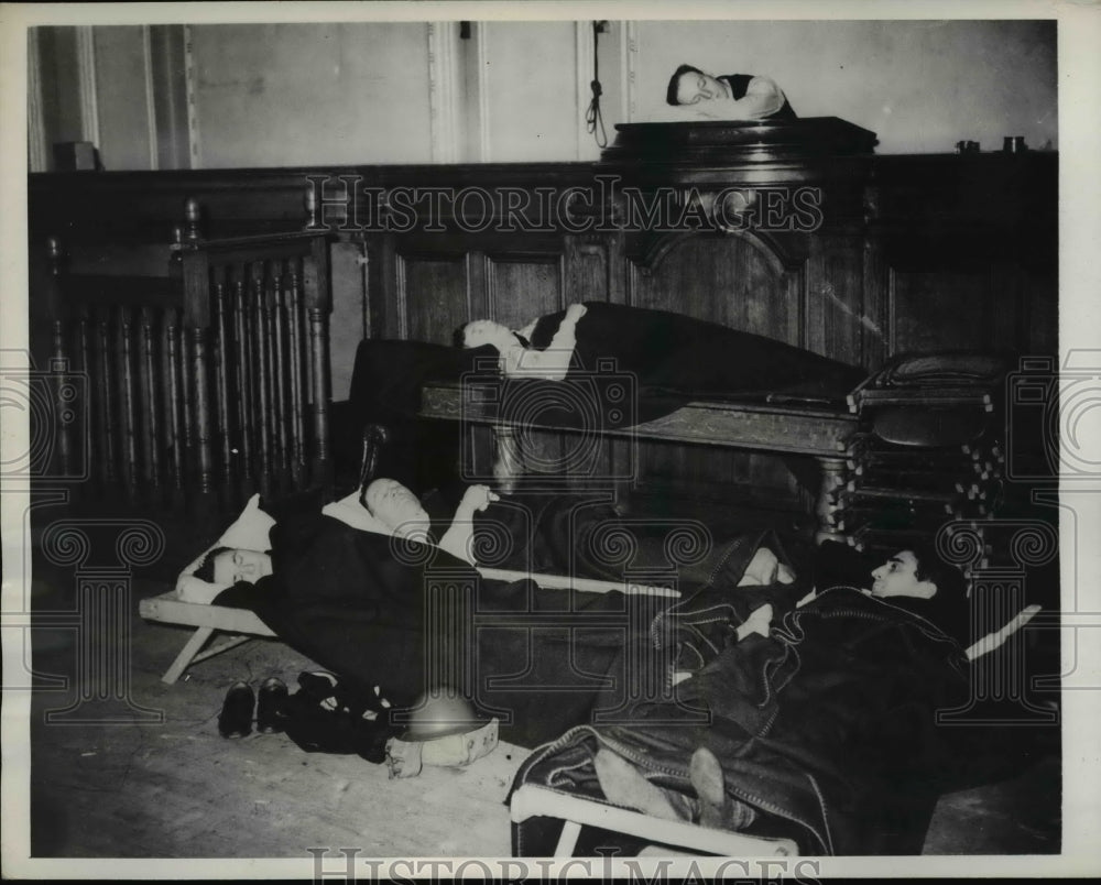 1940 Press Photo Air Raid Precautions Workers Sleep in Courtroom in London