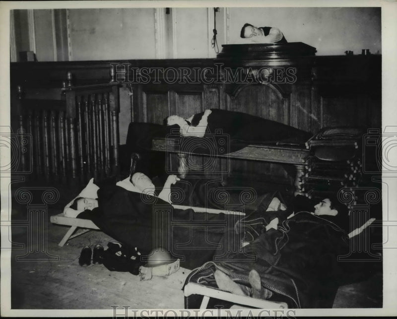 Load image into Gallery viewer, 1940 Press Photo Air Raid Precautions Workers Sleep in Courtroom in London
