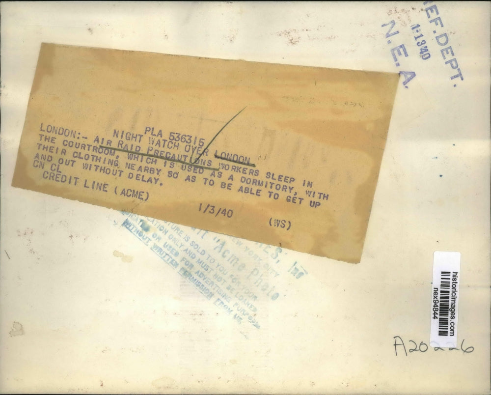 1940 Press Photo Air Raid Precautions Workers Sleep in Courtroom in London
