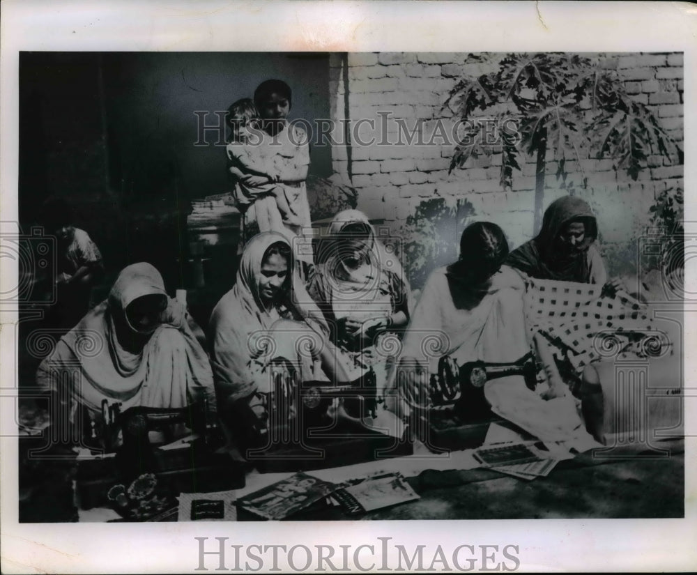 1963 Press Photo Residents of Remote Village of Northern India Seeing Modern Con