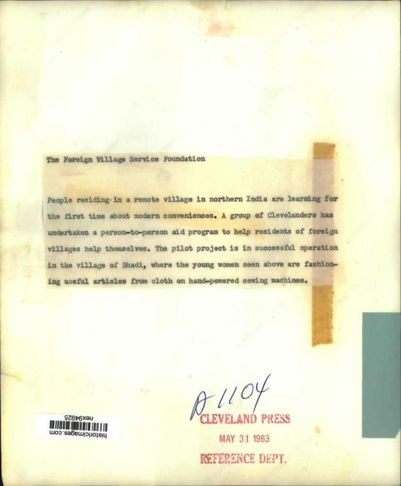 1963 Press Photo Residents of Remote Village of Northern India Seeing Modern Con