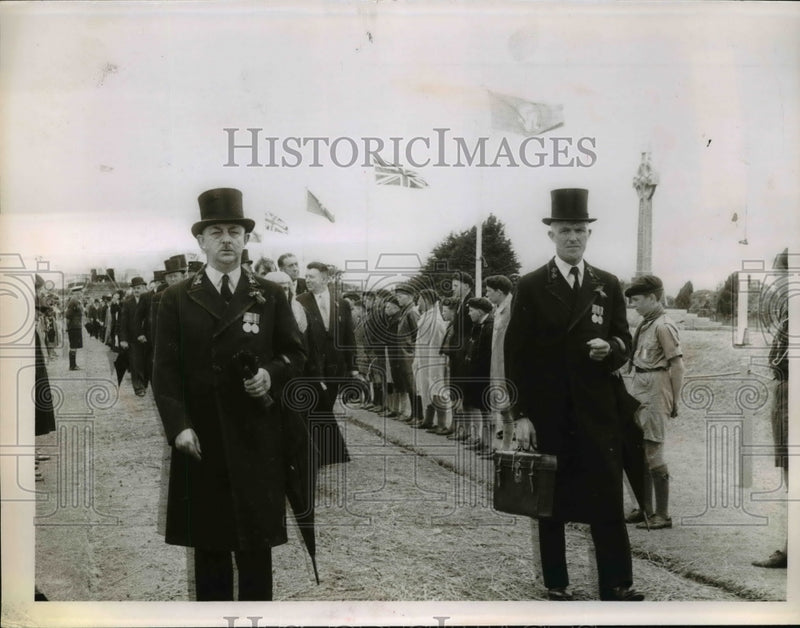 Load image into Gallery viewer, 1960 Press Photo Keeper of Laws from Man House of Keys Has Laws Need Approval
