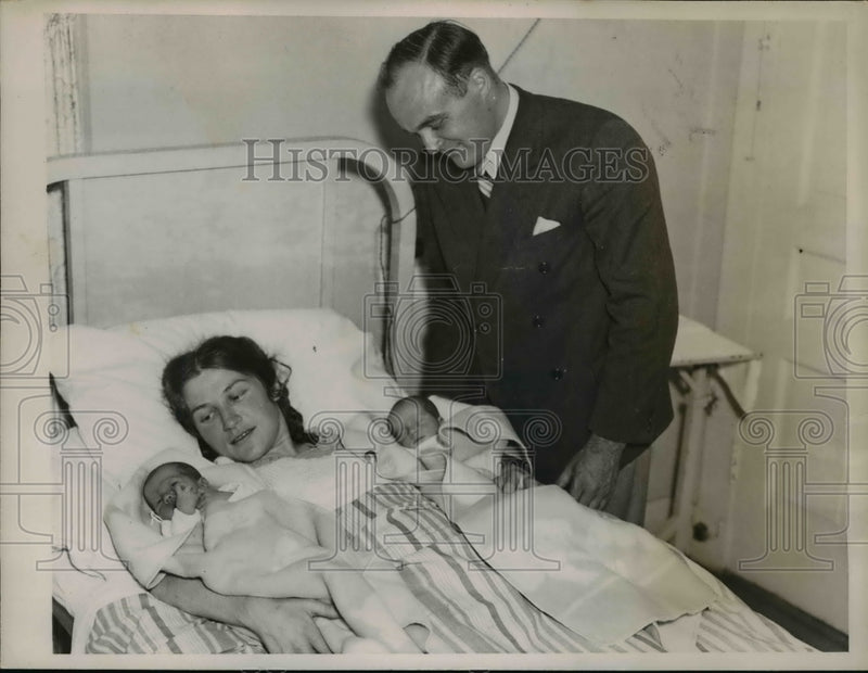 Load image into Gallery viewer, 1935 Press Photo Mr &amp; Mrs Anton Lang &amp; Twin Daughters Elizabeth &amp; Anna Marie
