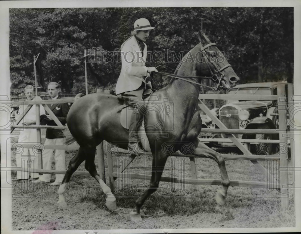 1934 Press Photo Andrea Luckenbach Riding Lou Love at North Shore Horse Show