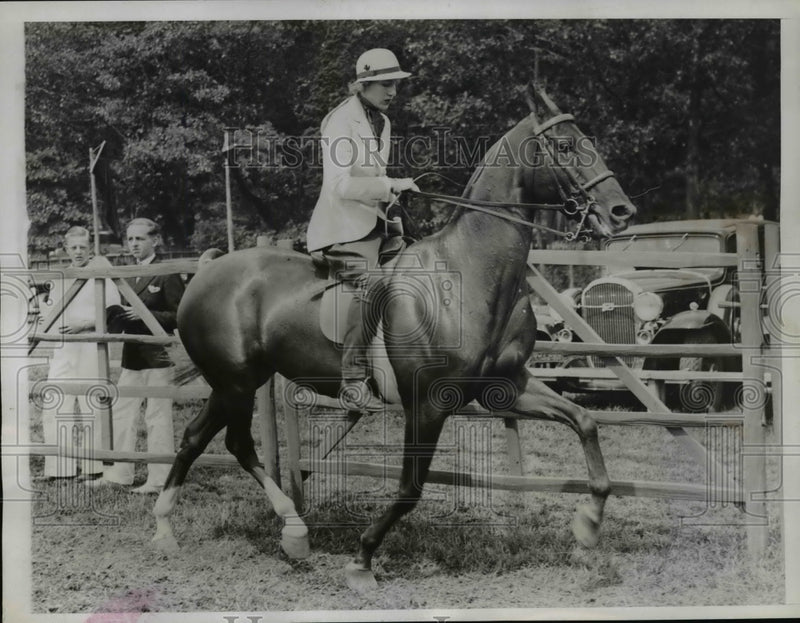 Load image into Gallery viewer, 1934 Press Photo Andrea Luckenbach Riding Lou Love at North Shore Horse Show
