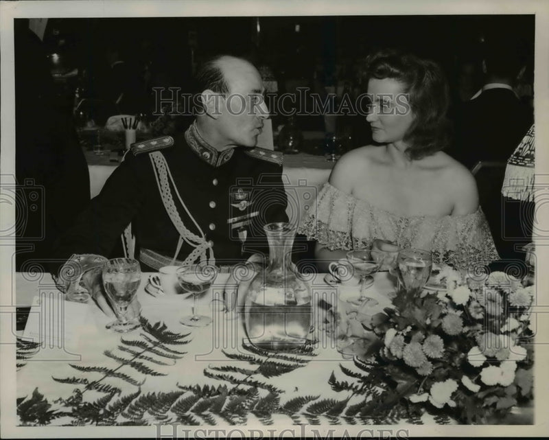 Load image into Gallery viewer, 1940 Press Photo Mrs Sidney Knowler &amp; Colonel Pedro Zanni of Argentina
