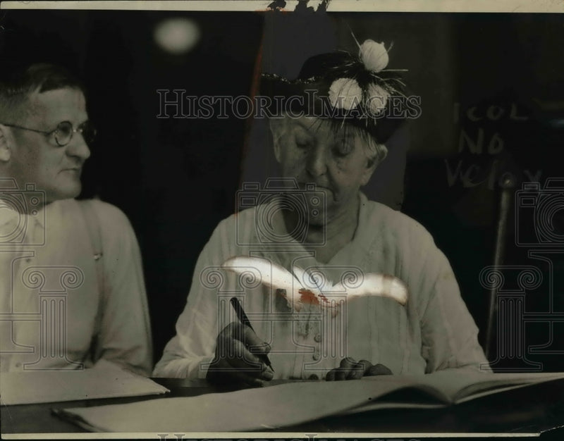 Load image into Gallery viewer, 1924 Press Photo Mrs WB Kavanaugh Age 90 Oldest Woman Voter in Ohio
