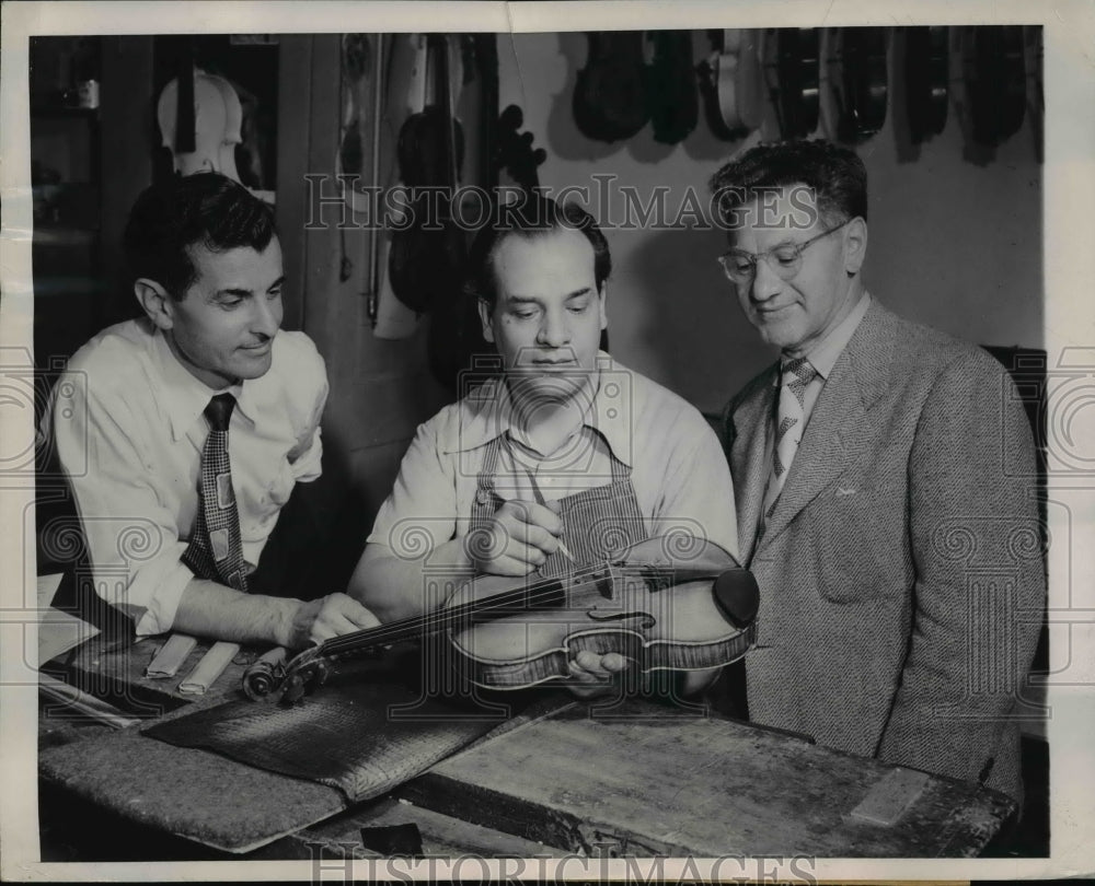 1950 Press Photo Robert Kagen Music Instrument Dealer & Aldio Batelli Violin Rep