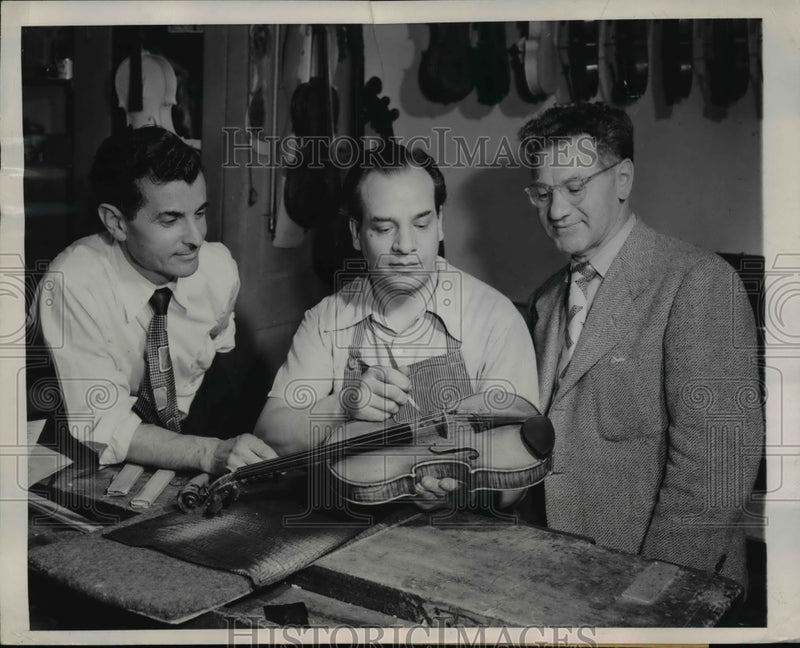 Load image into Gallery viewer, 1950 Press Photo Robert Kagen Music Instrument Dealer &amp; Aldio Batelli Violin Rep
