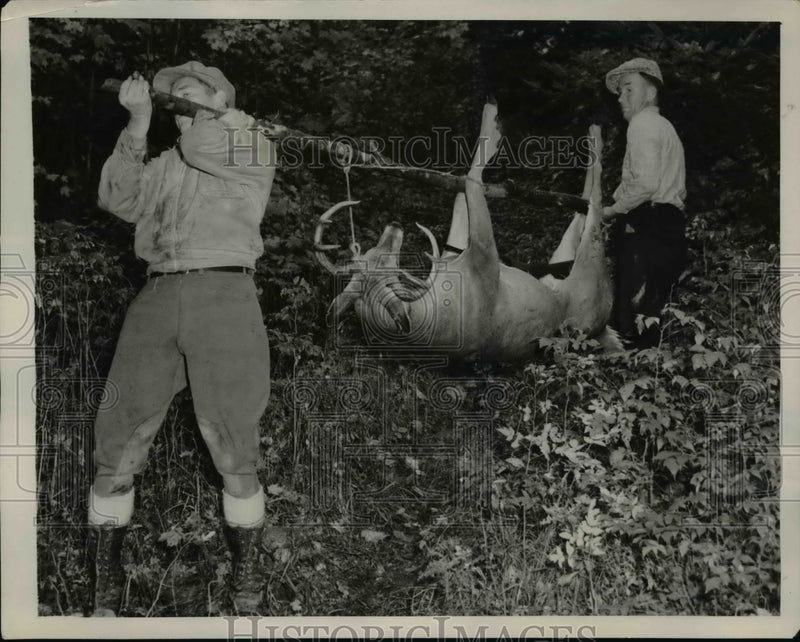 Load image into Gallery viewer, 1940 Press Photo Norman Paget with 4 Point Buck After Hunting Huntsville Ontario

