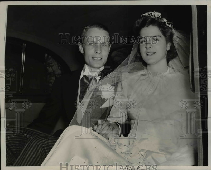 Load image into Gallery viewer, 1941 Press Photo Courtney Louise Stillwell Weds Randall Hagner, Jr in Maryland
