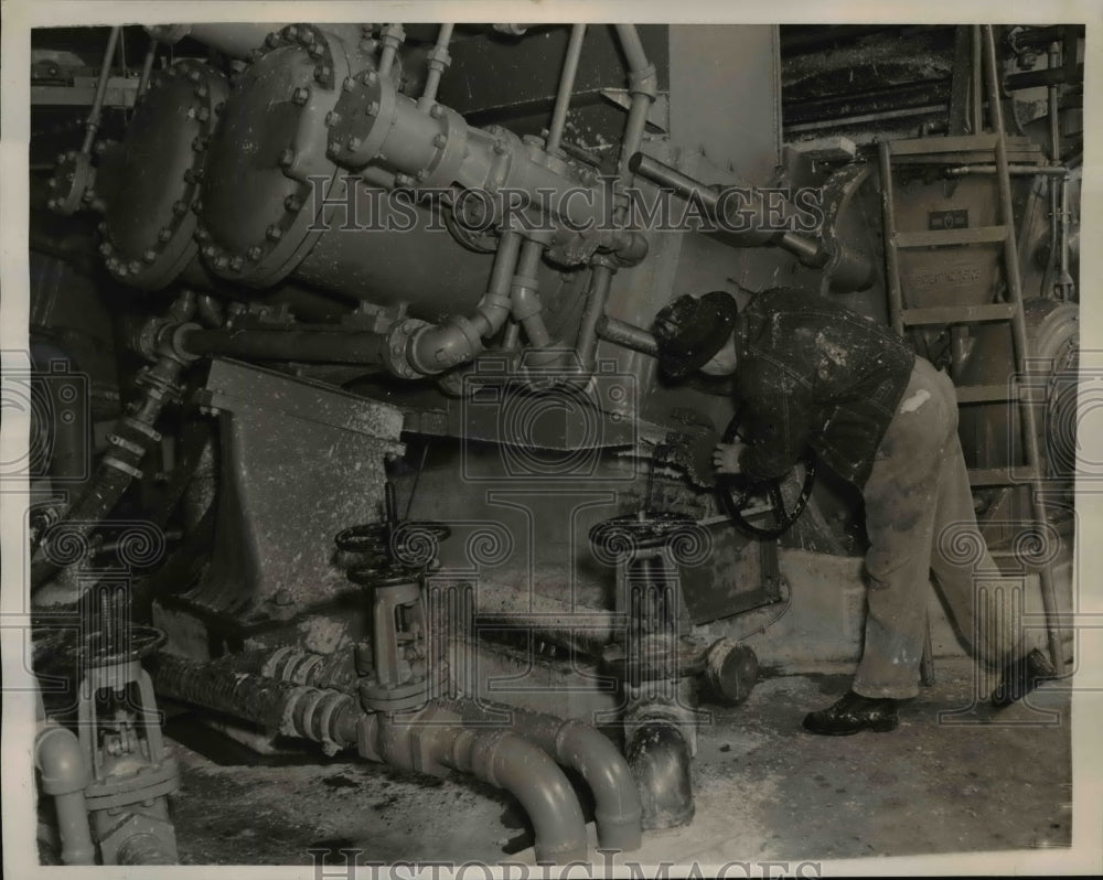 1940 Press Photo Wood Grinder Mixes Ground Wood with Water