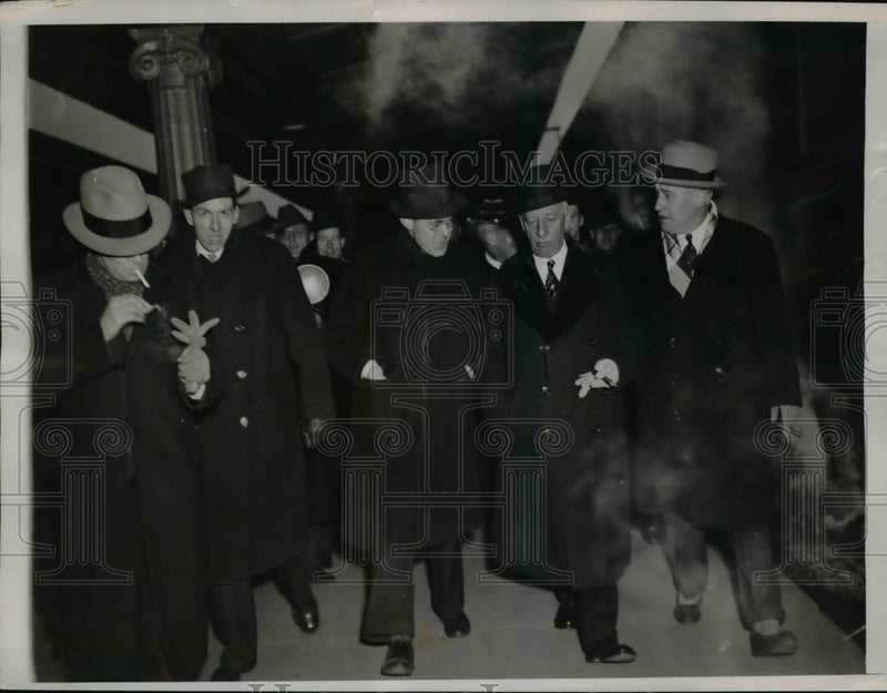 Load image into Gallery viewer, 1936 Press Photo Former Governor Alfred Smith of NY with Newsman in Washington
