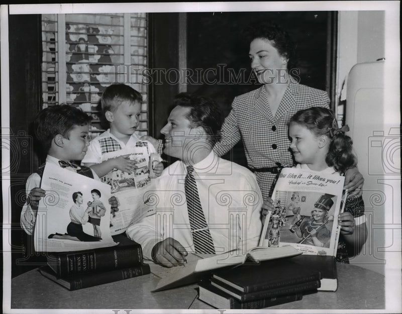 Load image into Gallery viewer, 1955 Press Photo 3 Buckley Children with Father Donald Graduating Univ of IL
