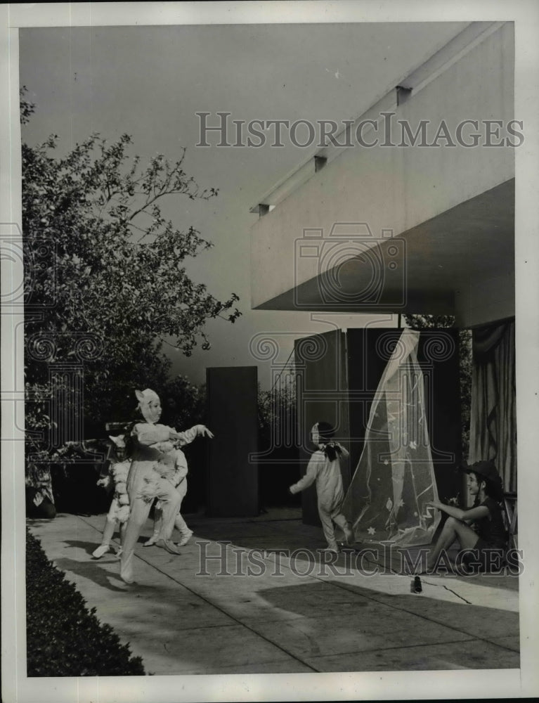 1940 Press Photo South Mountain School Dancing Shepherd in the Distance