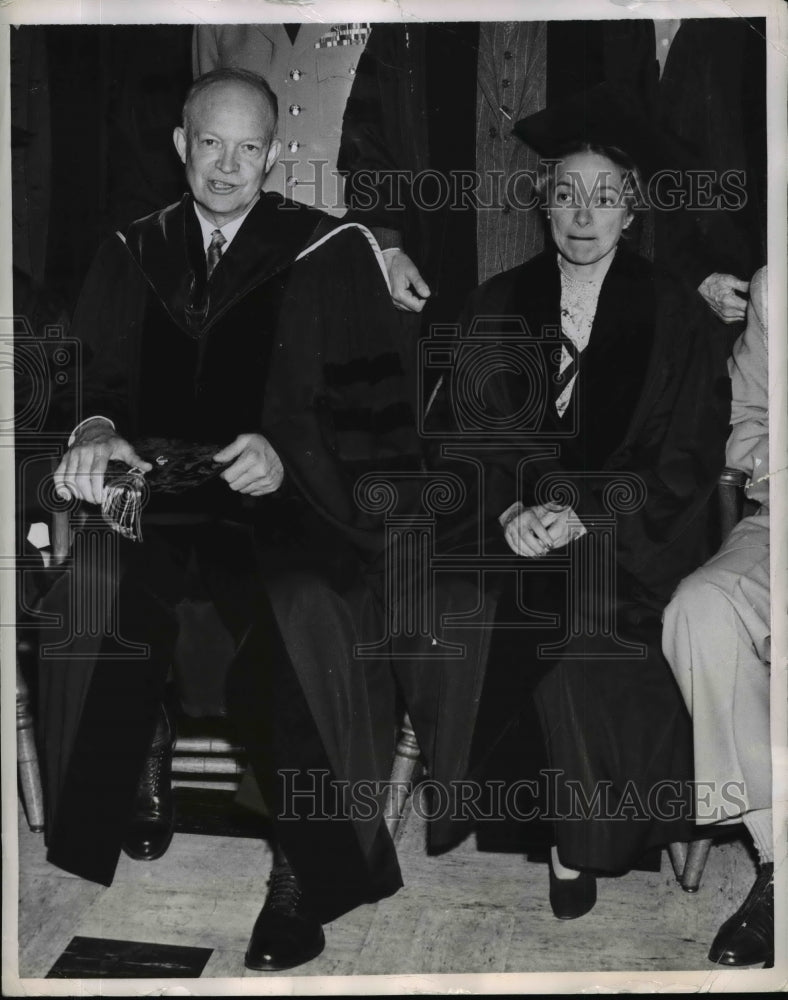 Load image into Gallery viewer, 1955 Press Photo General Dwight D Eisenhower &amp; Helen Hayes at Columbia Universit
