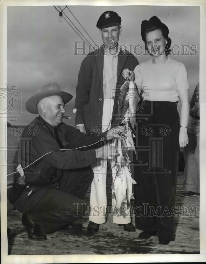 Load image into Gallery viewer, 1941 Press Photo Roscoe Parks Measures Mr &amp; Mrs Yarbrough's Fish
