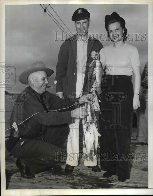 1941 Press Photo Roscoe Parks Measures Mr & Mrs Yarbrough's Fish