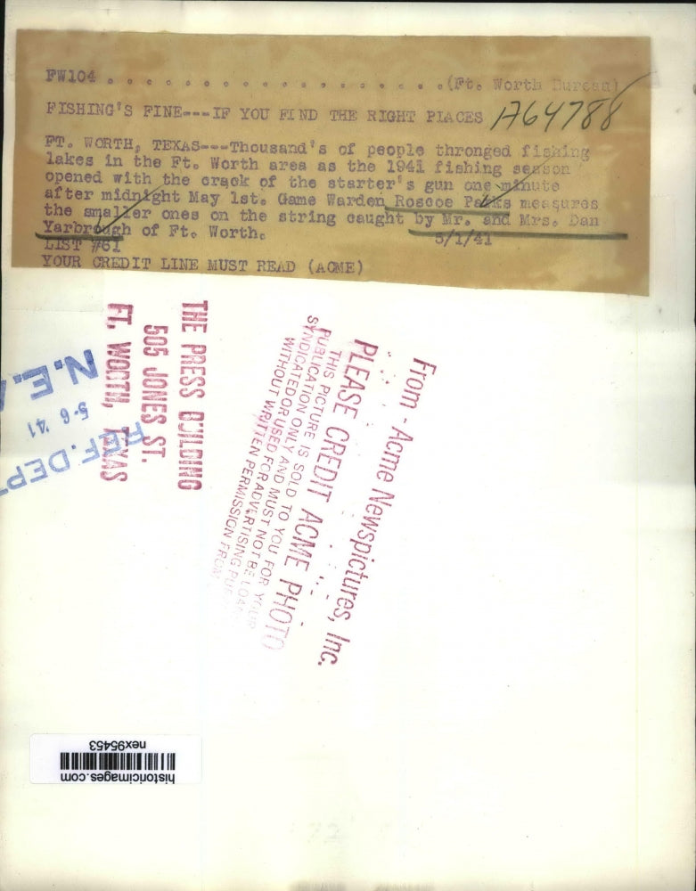 1941 Press Photo Roscoe Parks Measures Mr & Mrs Yarbrough's Fish