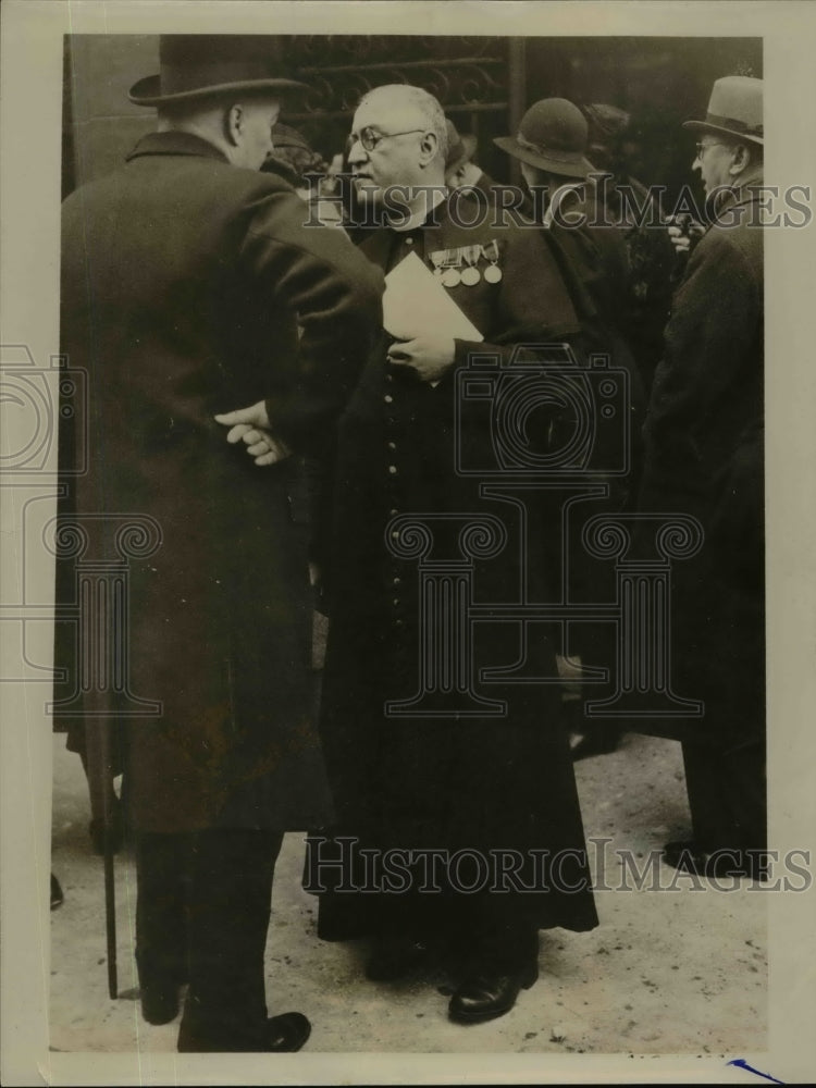 Load image into Gallery viewer, 1937 Press Photo Canon Dart of St Georges Church in Paris Snubbed Duke Windsor
