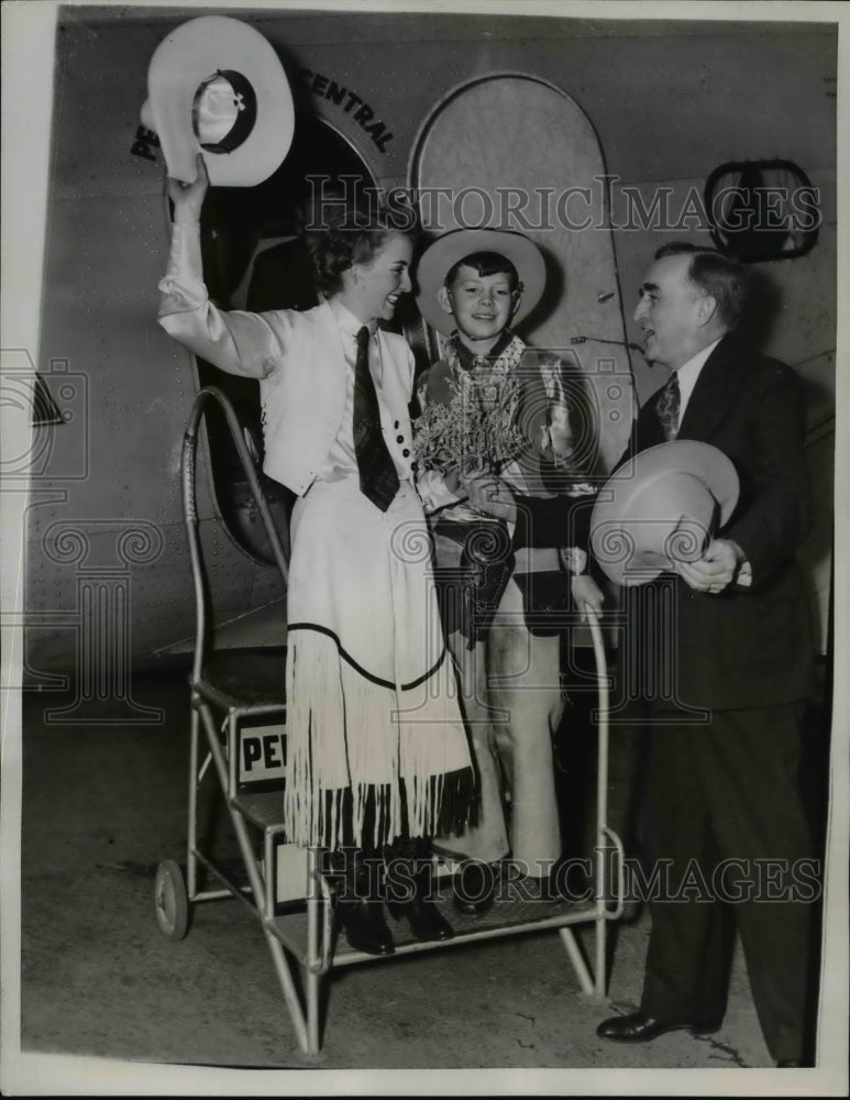Load image into Gallery viewer, 1938 Press Photo Helen McCarthy is Miss Frontier &amp; Senator O'Mahoney
